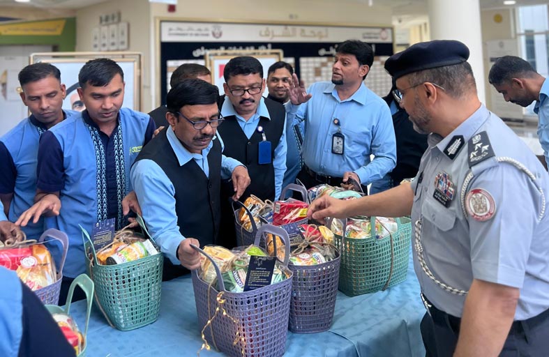 شرطة أبوظبي توزع السلة الرمضانية على العمال