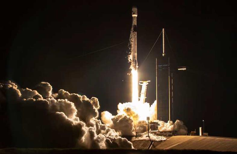إطلاق 52 قمرا اصطناعيا لتزويد الأرض بالإنترنت