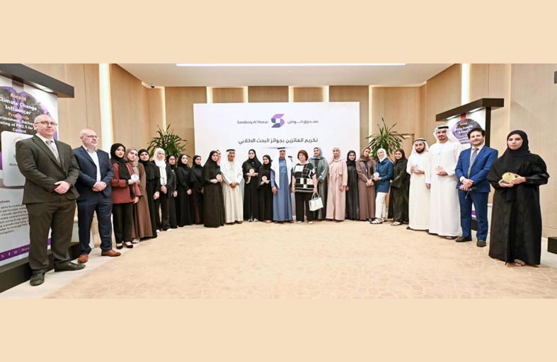 نهيان بن مبارك يكرم طلاب الجامعات الفائزين بجوائز البحوث الطلابية في مجال الاستدامة