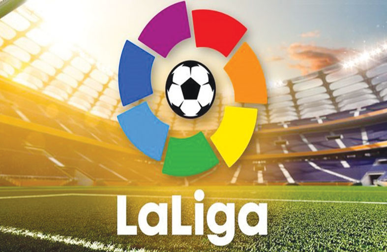 عشاق الليغا يستسلمون لمتابعة المباريات أمام التلفزيون 