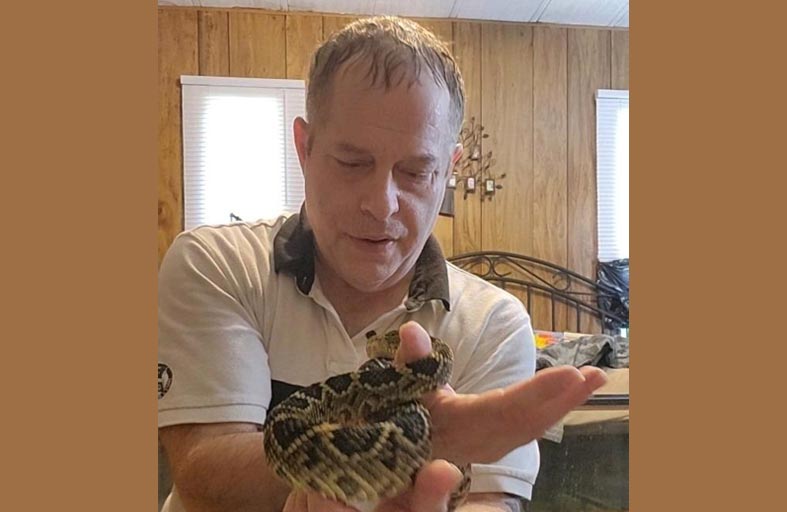 عاشق أفاعي يواجه الموت بعد لدغة ثعبان 