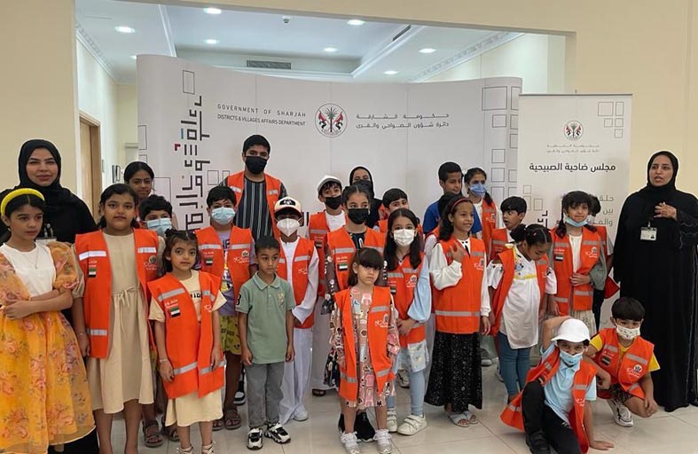 مجلس ضاحية الصبيحية في خورفكان يوزع المؤن على الأسر المتضررة من الأمطار 