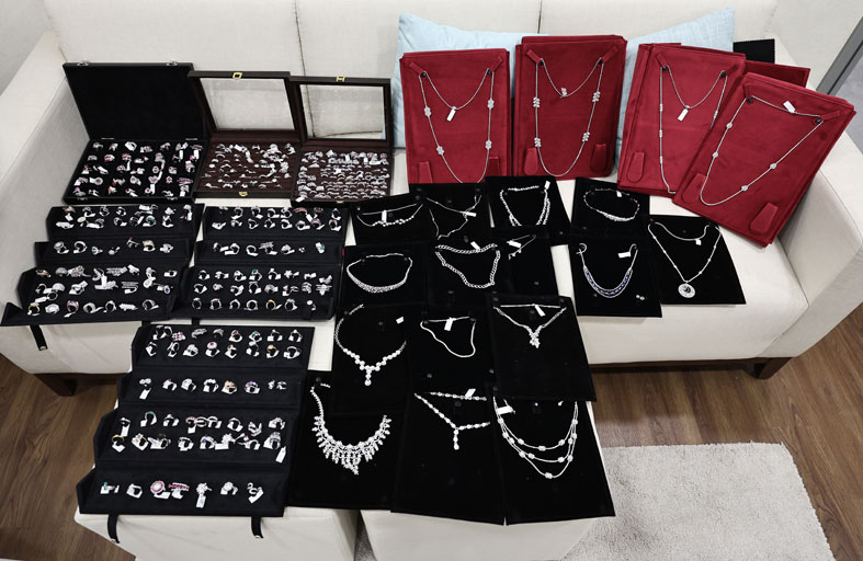 شرطة دبي تسترد حقيبة مجوهرات لتاجر تبلغ قيمتها مليون درهم