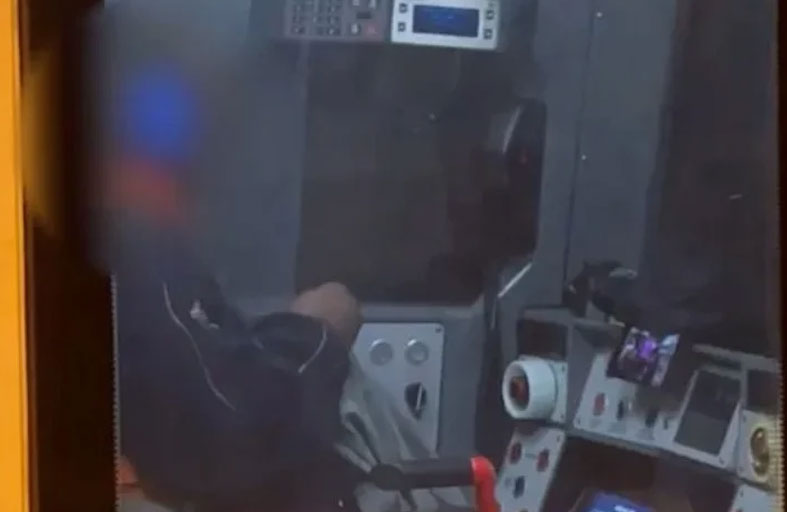 سائق مترو ينشغل بحياكة الصوف أثناء القيادة