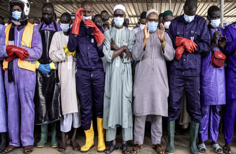 متطوعون سنغاليون يؤمنون دفنا لائقا لمتوفين مجهولي الهوية 