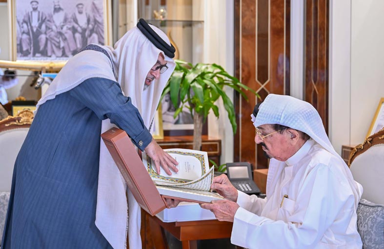 حاكم عجمان يطلع على مشروع طباعة مصحف حميد بن راشد النعيمي
