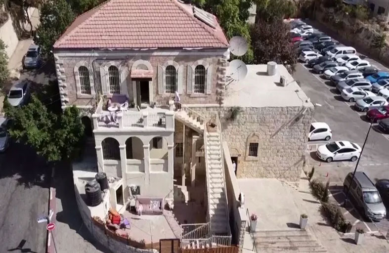 تحويل منزل مهجور عمره 120 عاما إلى فندق 