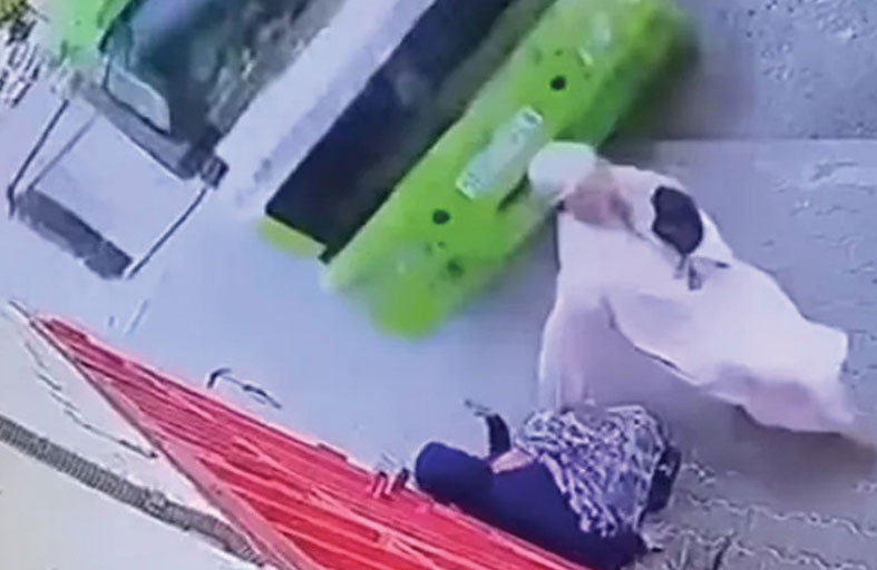 شاحنة بلا مكابح تقتل سيدة ونجاة رجل بأعجوبة