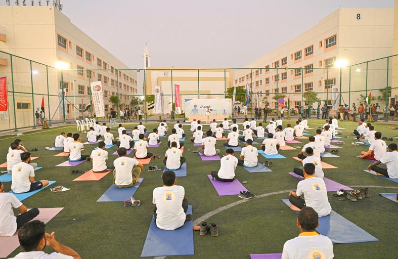 بلدية مدينة أبوظبي تسعد العمال بفعالية رياضية في قرية اللولو بمصفح