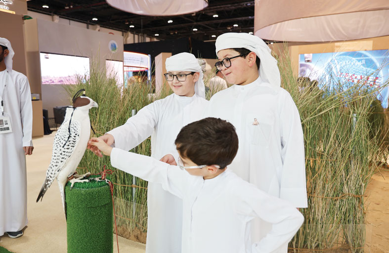 عالم الصقور والتراث يستقطب الأطفال في جناح نادي صقاري الإمارات بمعرض أبوظبي الدولي للصيد