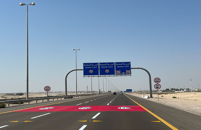 بلدية مدينة أبوظبي تطلي الإسفلت في 7 مواقع باللون الأحمر للتنبيه بالسرعات الجديدة للطرق
