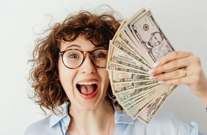 من هم أكثر سعادة: المبذرون أم المدخرون؟ 