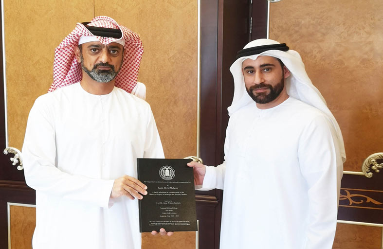 عمار النعيمي يتسلم نسخة من رسالة ماجستير في الدراسات الاستراتيجية والأمنية