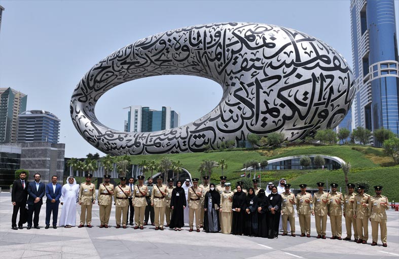 الفريق المري يطلع على تطور الخدمات الرقمية للقيادة العامة لشرطة دبي