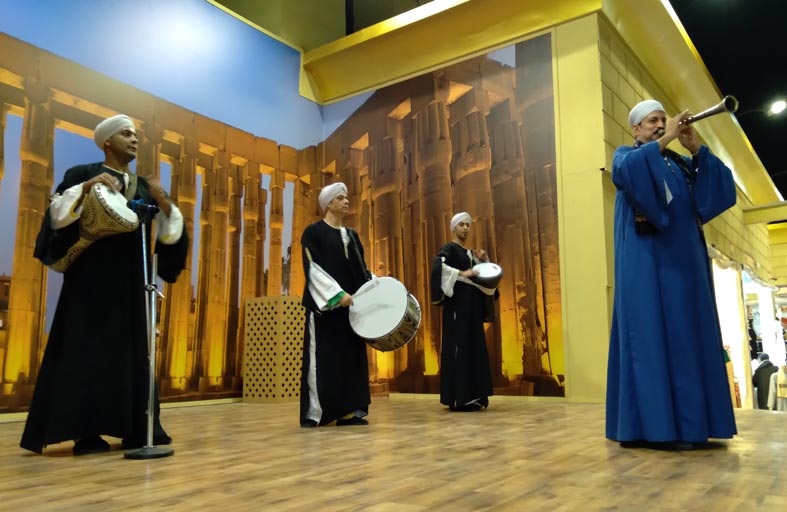 فرقة الأهرام  المصرية للفنون الشعبية تجمع الضيوف بجناح مصر 