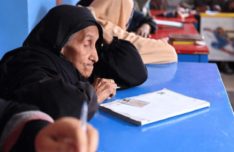 عمرها 87 عاما.. وتخوض امتحان محو الأمية