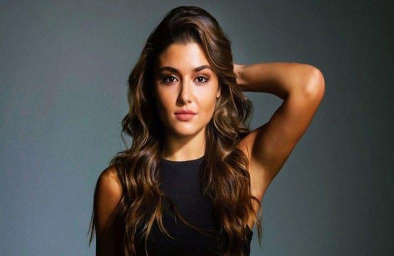 هاندا أرتشيل بفستان صيفي لافت