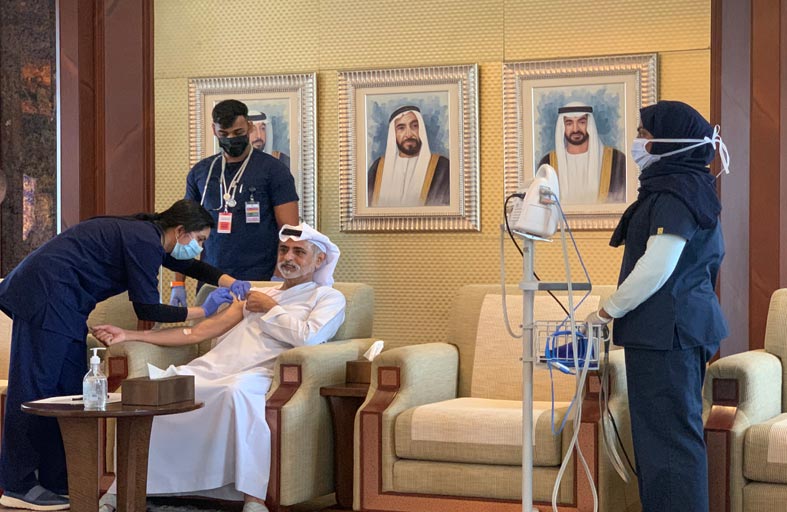 نهيان بن مبارك يتلقى جرعة من لقاح كوفيد19-