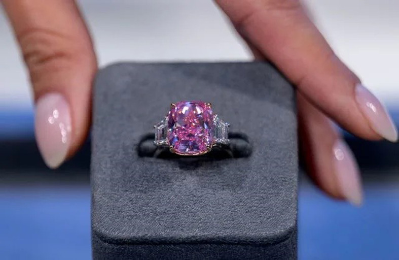 ألماسة وردية نادرة بـ35 مليون دولار