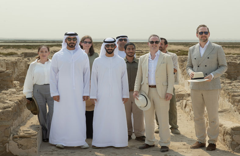 ماجد بن سعود المعلا يصطحب اللورد باركنسون بجولة في جزيرة السينية