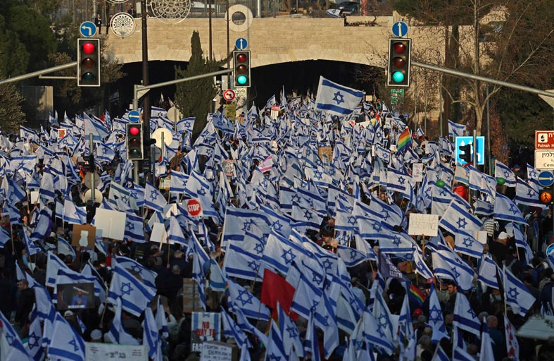     عشرات آلاف الإسرائيليين يتظاهرون ضد إصلاح قضائي 