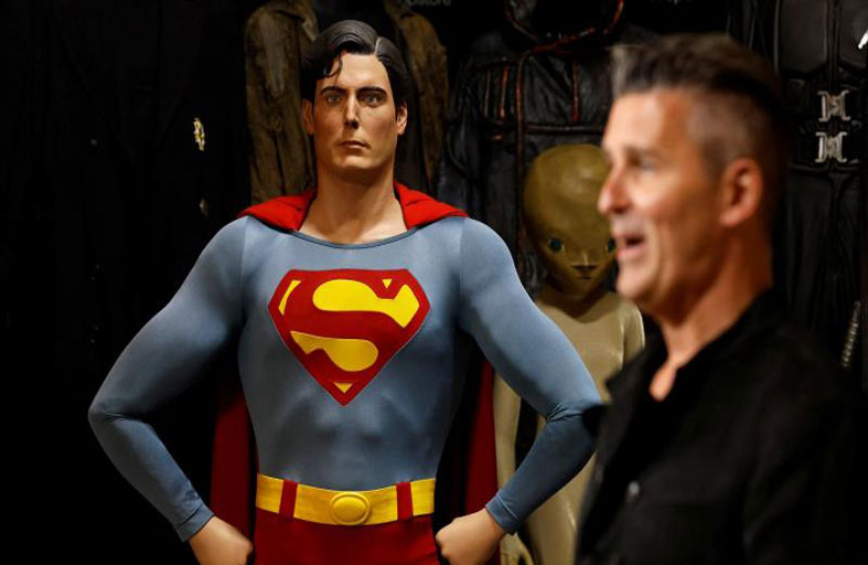 زي سوبرمان  في مزاد