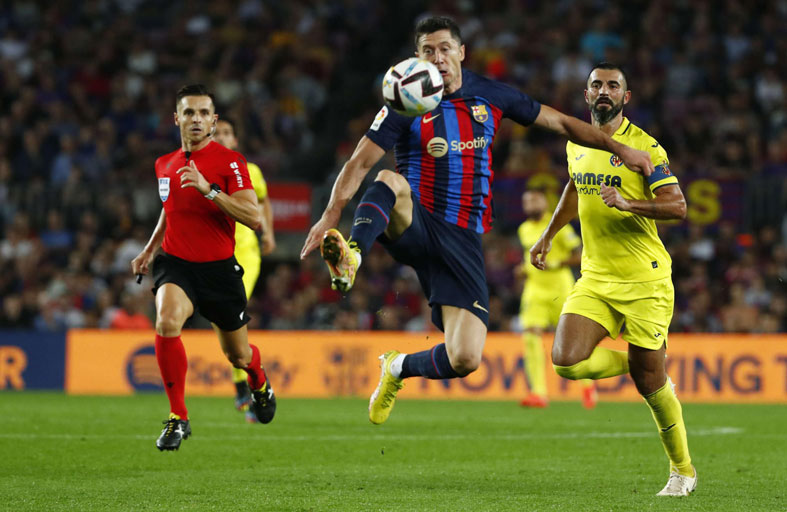 ليفاندوفسكي يقود برشلونة لنفض غبار الكلاسيكو 