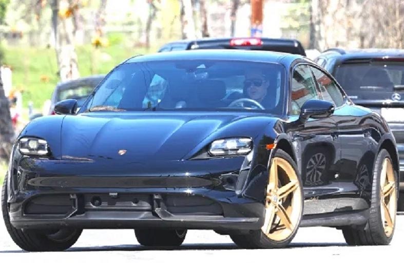 براد بيت يستعرض سيارته بعد انضمامه إلى فيلم عن الفورمولا 1