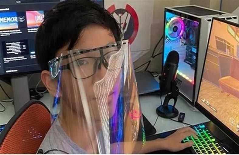 يصنع أقنعة لحماية الأطباء بطابعة ثلاثية الأبعاد