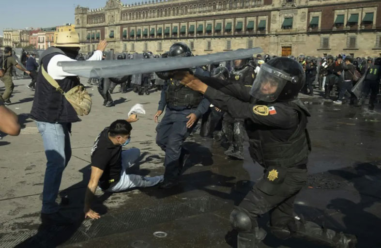 صدامات بين الشرطة ومحتجين في المكسيك 