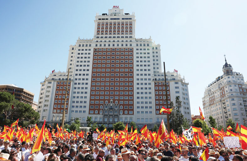 آلاف الإسبان يتظاهرون ضد حكومة سانشيز في مدريد 