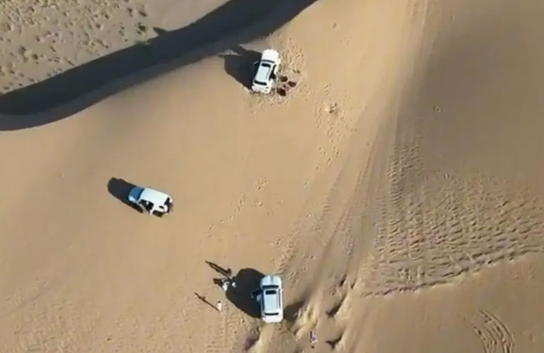 أكلت أوراق الشجر..إنقاذ عائلة علقت في الصحراء