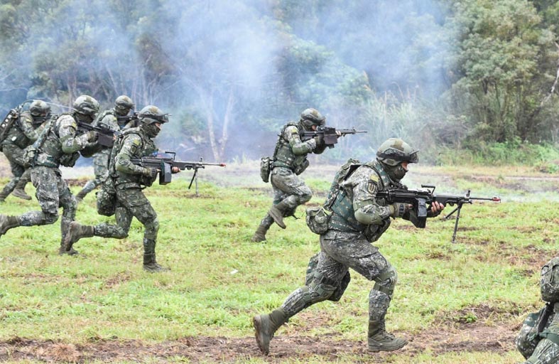 الجيشان الصيني والتايواني.. القدرات العسكرية وفرص الحرب