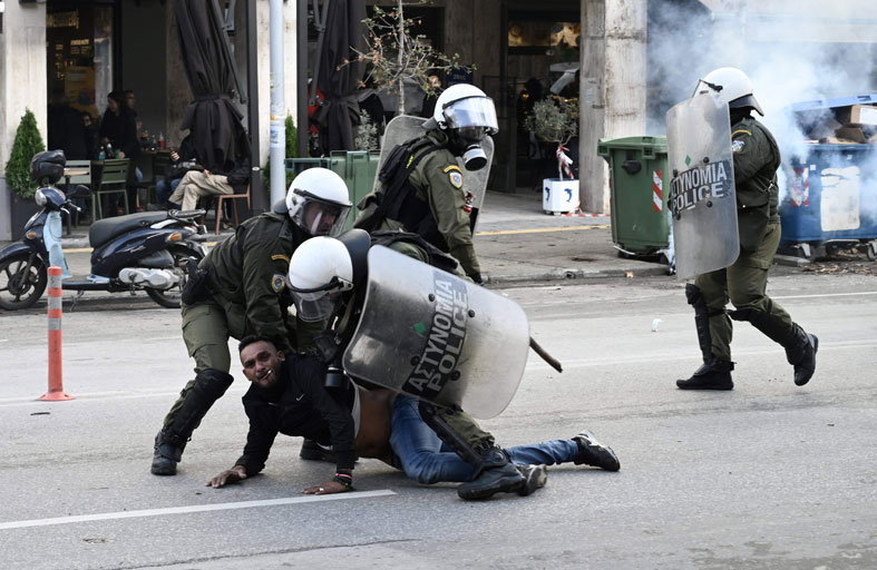 صدامات بين الشرطة ومتظاهرين في تيسالونيكي اليونانية 