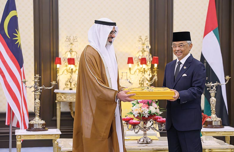ملك ماليزيا يستقبل خالد بن محمد بن زايد .. ويمنحه وسامين من الطراز الرفيع 