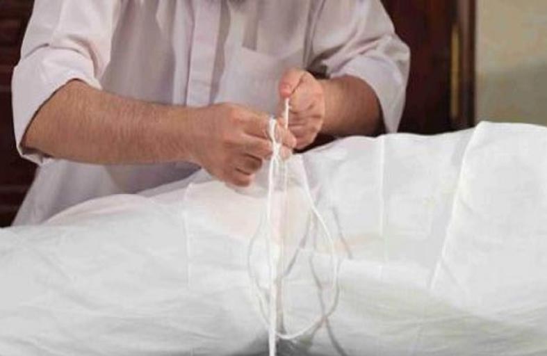 يُرعب أطفاله ويوهمهم بأنهم «موتى»