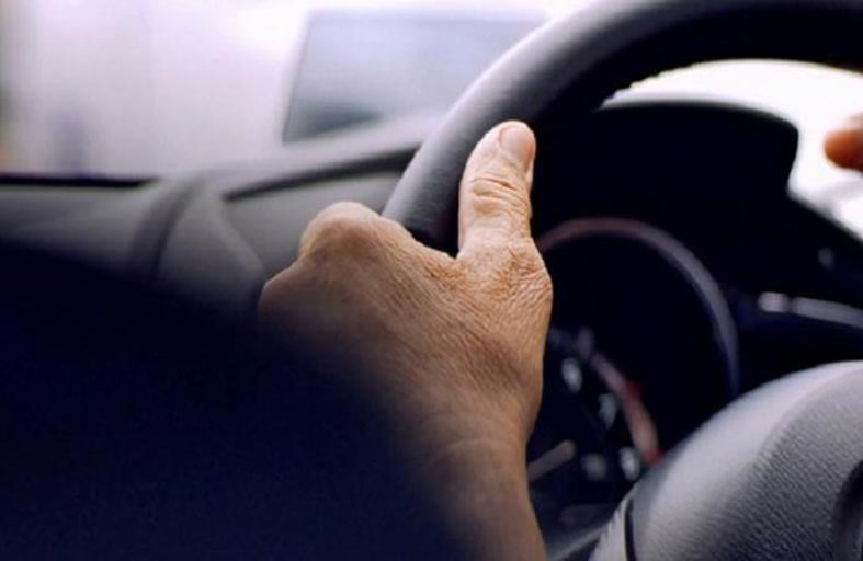 يقود سيارته منذ 34 عاما دون رخصة