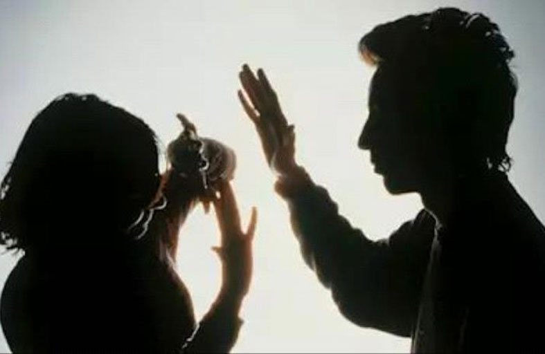 زوج «غيور» يحاول قتل زوجته بسبب خصم من الجزار