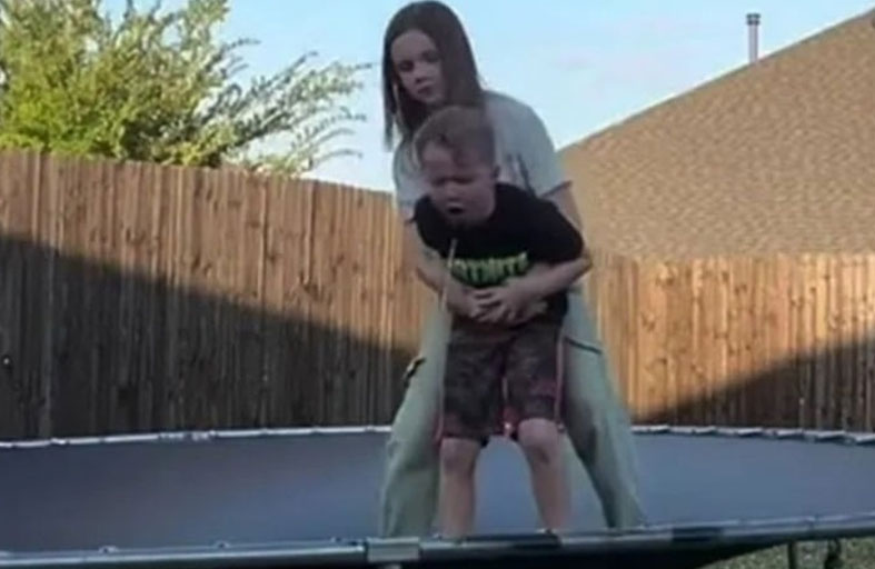 شجاعة تفوق العمر.. طفلة تنقذ شقيقها 