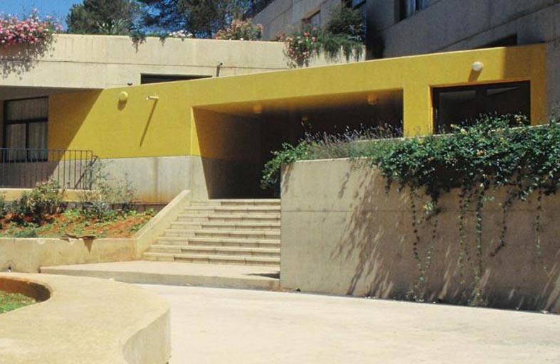 بسبب الأزمة.. مدرسة عريقة تقفل أبوابها في لبنان