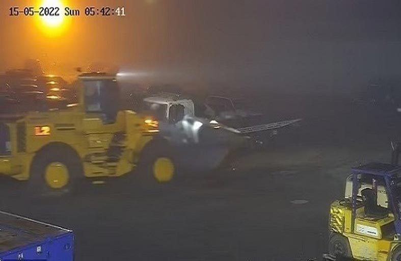 يتسبب بأضرار بـ 100 ألف دولار ليسرق سيارة