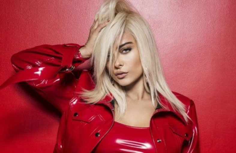 بيبي ريكسا تضع نظارات واقية على المسرح