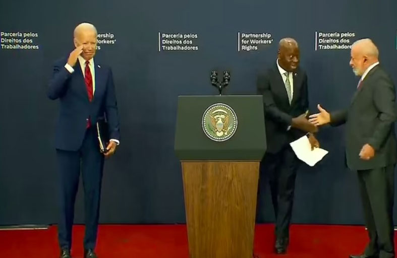 بايدن يتجاهل لولا ويصطدم بسارية علم البرازيل