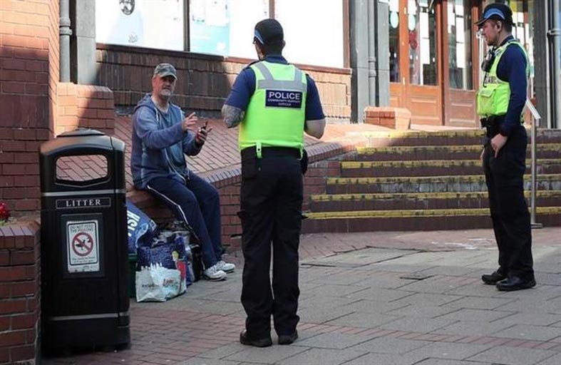 سجن رجل سعل في وجه شرطي