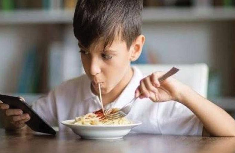 دراسة تربط الوزن الزائد لدى الأطفال بالهاتف والتلفزيون