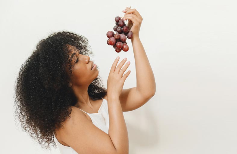 العنب.. فاكهة تظهر قدرة مدهشة في الحماية من حروق الشمس وربما سرطان الجلد