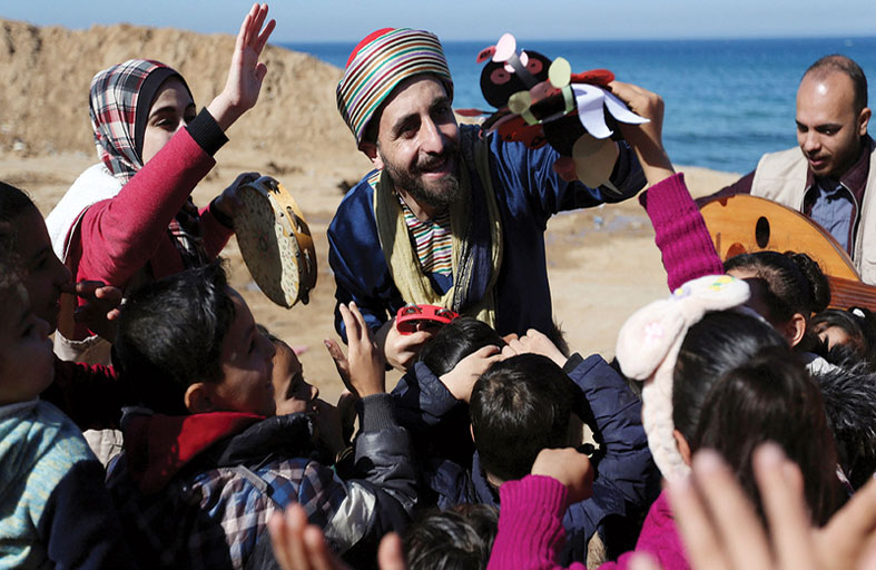 علي بابا في مهمة لإسعاد أطفال غزة