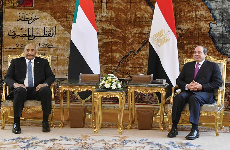  السيسي يستقبل البرهان في القاهرة لبحث عدة ملفات 