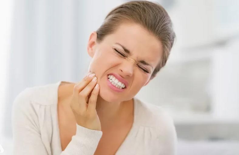 ما العوامل المؤثرة في حساسية الأسنان؟