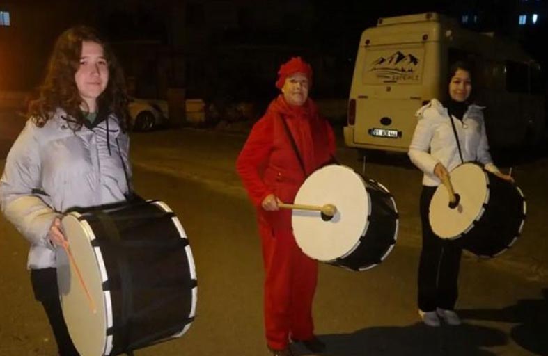 فرقة نسائية توقظ الصائمين للسحور